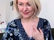 Close up MILF masturbation